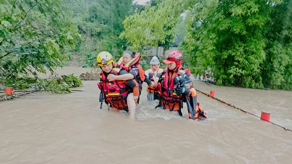 在忠縣，救援人員正在轉(zhuǎn)移受災(zāi)群眾。新華社發(fā)