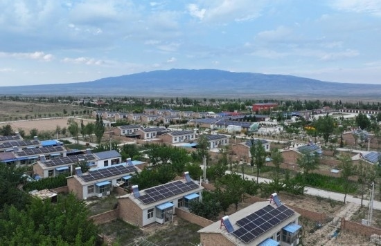 紅寺堡區(qū)新集村屋頂上的光伏板。新華社發(fā)（康國(guó)慶 攝）