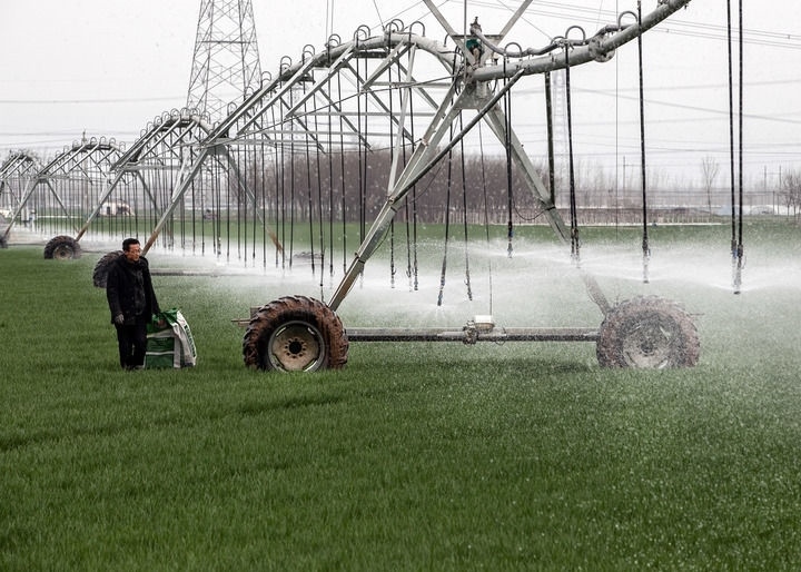 2024年3月18日，在河南省焦作市博愛縣孝敬鎮(zhèn)東原莊村瑞輝家庭農(nóng)場，村民使用全自動指針式噴灌機進行澆灌作業(yè)。新華社發(fā)（程全攝）