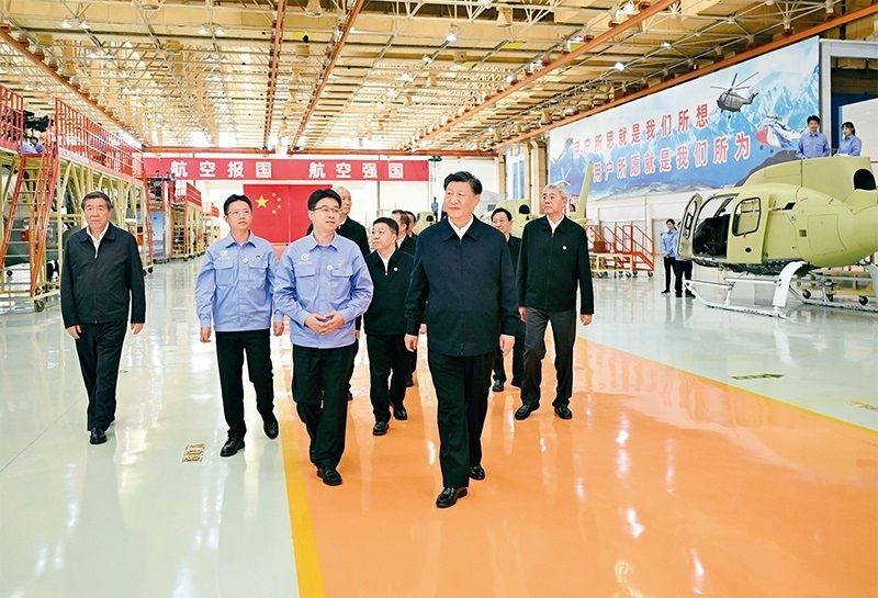 2023年10月10日至13日，中共中央總書記、國(guó)家主席、中央軍委主席習(xí)近平在江西考察。這是11日上午，習(xí)近平在景德鎮(zhèn)市昌河飛機(jī)工業(yè)（集團(tuán)）有限公司考察。 新華社記者 燕雁/攝