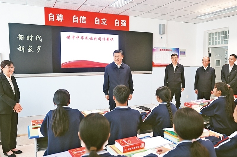 2024年6月18日至19日，中共中央總書記、國(guó)家主席、中央軍委主席習(xí)近平在青?？疾?。這是18日下午，習(xí)近平在果洛西寧民族中學(xué)高一（1）班觀摩“新時(shí)代、新家鄉(xiāng)”主題思政課。 新華社記者 鞠鵬/攝