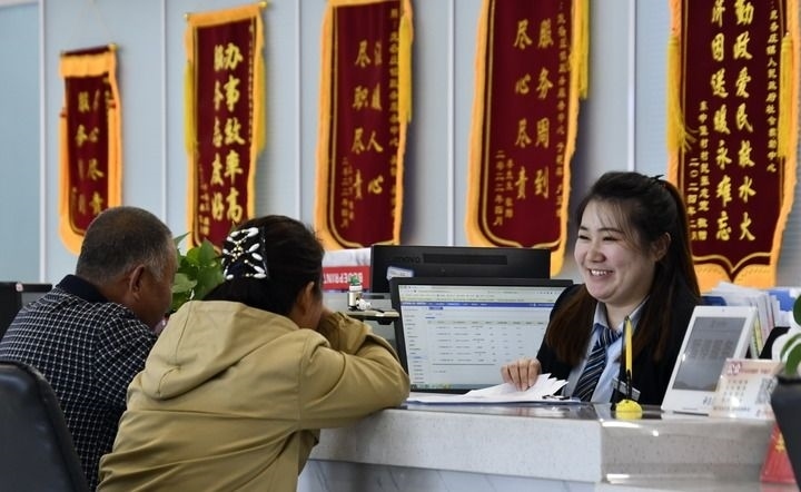 2024年3月25日，北京市大興區(qū)龐各莊鎮(zhèn)政務(wù)服務(wù)中心的工作人員耐心為群眾解答問題。大興區(qū)龐各莊鎮(zhèn)政務(wù)服務(wù)中心用“最多跑一次”的工作理念為企業(yè)和群眾提供了便利化、精準化、個性化的衍生服務(wù)。新華社記者 李欣 攝