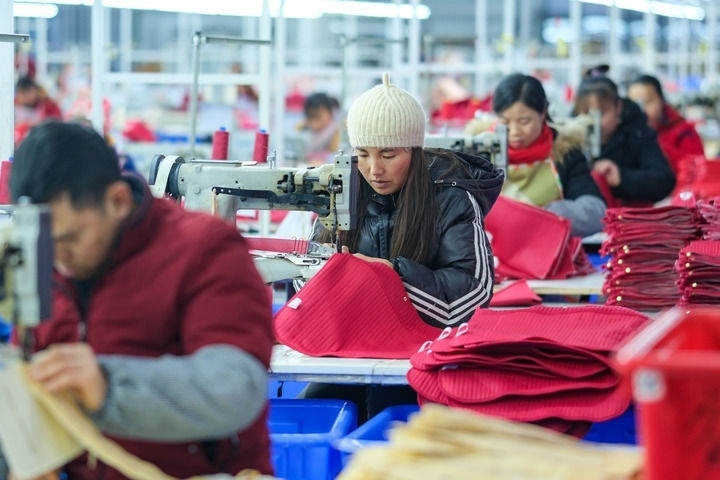 2024年1月18日，社區(qū)居民在紅安社區(qū)的鄉(xiāng)村振興就業(yè)車間工作。紅安社區(qū)是由易地搬遷安置區(qū)單獨成立的新社區(qū)，位于湖南省湘西土家族苗族自治州鳳凰縣禾庫鎮(zhèn)。新華社記者 張鋮 攝