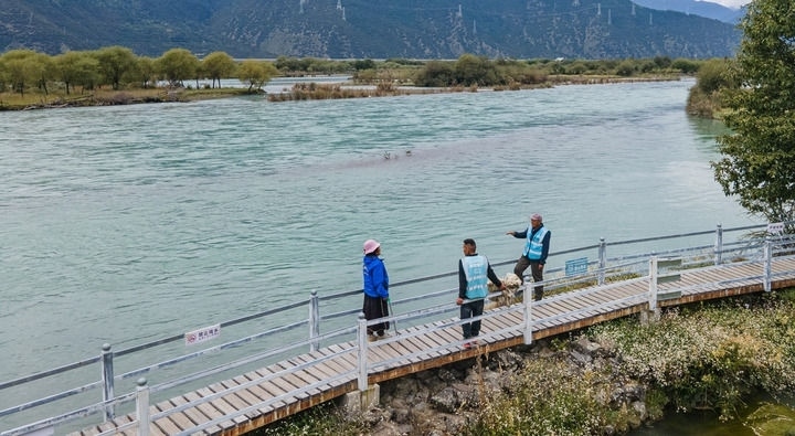 西藏雅尼國家濕地公園管護員在巡護途中小憩（無人機照片，2023年9月8日攝）。新華社記者 丁增尼達 攝
