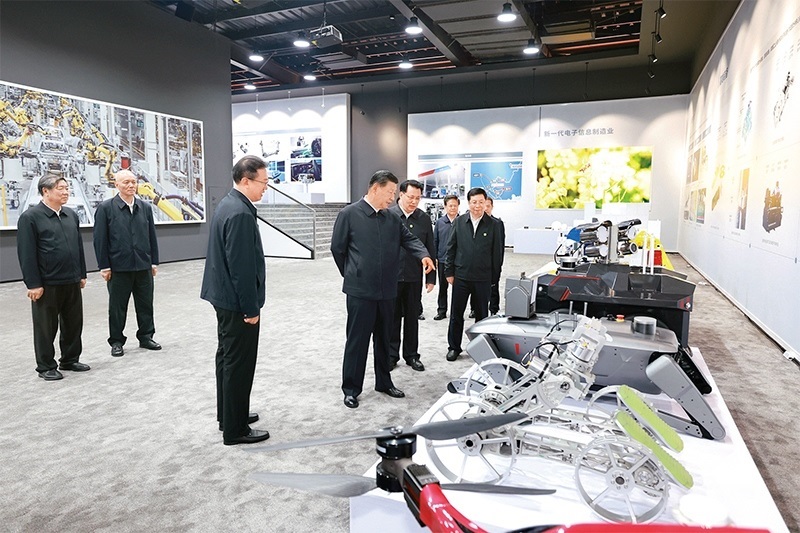2024年4月22日至24日，中共中央總書記、國(guó)家主席、中央軍委主席習(xí)近平在重慶考察。這是22日下午，習(xí)近平參觀重慶科技創(chuàng)新和產(chǎn)業(yè)發(fā)展成果展示。 新華社記者 王曄/攝