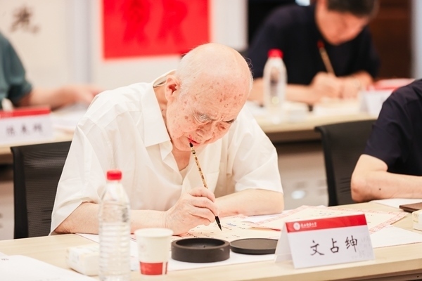 陜西師范大學(xué)毛筆手寫錄取通知書現(xiàn)場(chǎng)。校方供圖