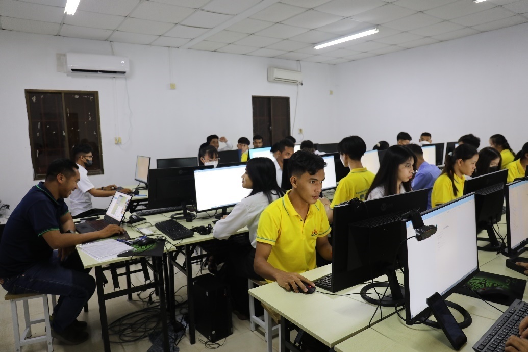 圖為西哈努克港工商學院的學生正在上課。西港特區(qū)公司供圖
