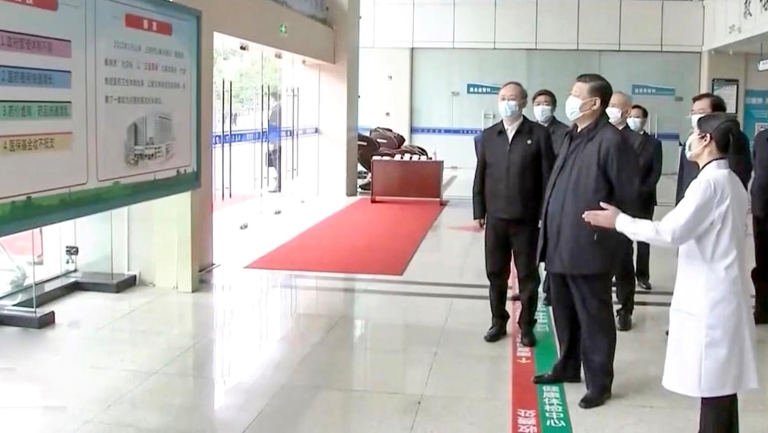△2021年3月23日，習(xí)近平總書記在福建三明沙縣總醫(yī)院住院樓一層大廳，聽取醫(yī)改情況介紹。