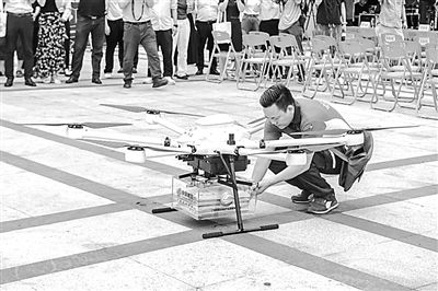 郵政工作人員取出無人機配送的高考錄取通知書。華南理工大學供圖