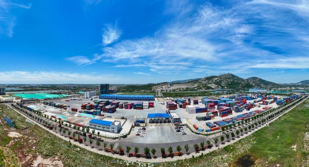 2024年6月26日拍攝的位于江蘇省連云港市連云區(qū)的上合組織（連云港）國際物流園內(nèi)的中國外運(yùn)集裝箱場站（無人機(jī)照片）。上合組織（連云港）國際物流園是連云港建設(shè)“一帶一路”交匯點(diǎn)強(qiáng)支點(diǎn)和上合組織國家出?；氐闹匾脚_載體。新華社記者 季春鵬 攝