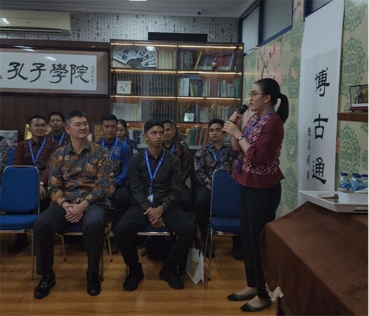 警察學(xué)員用漢語進(jìn)行自我介紹 ?；顒又鬓k方供圖