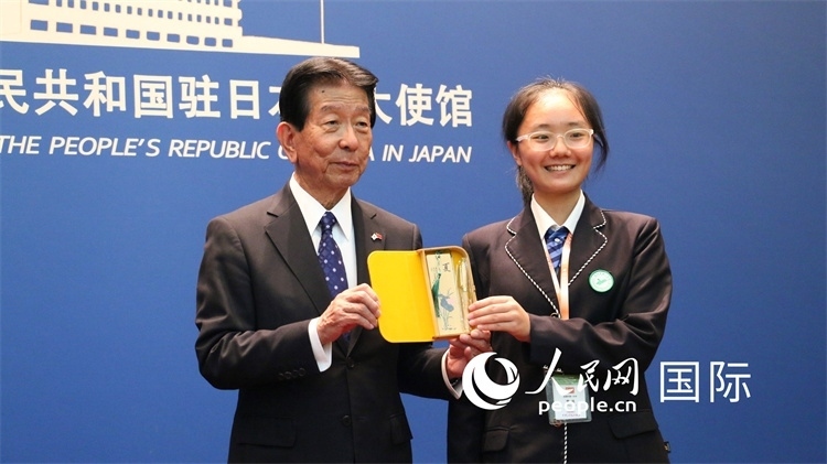 中國小大使向日本永旺1%俱樂部理事長森美樹贈(zèng)送當(dāng)?shù)靥厣Y品。人民網(wǎng) 許可攝