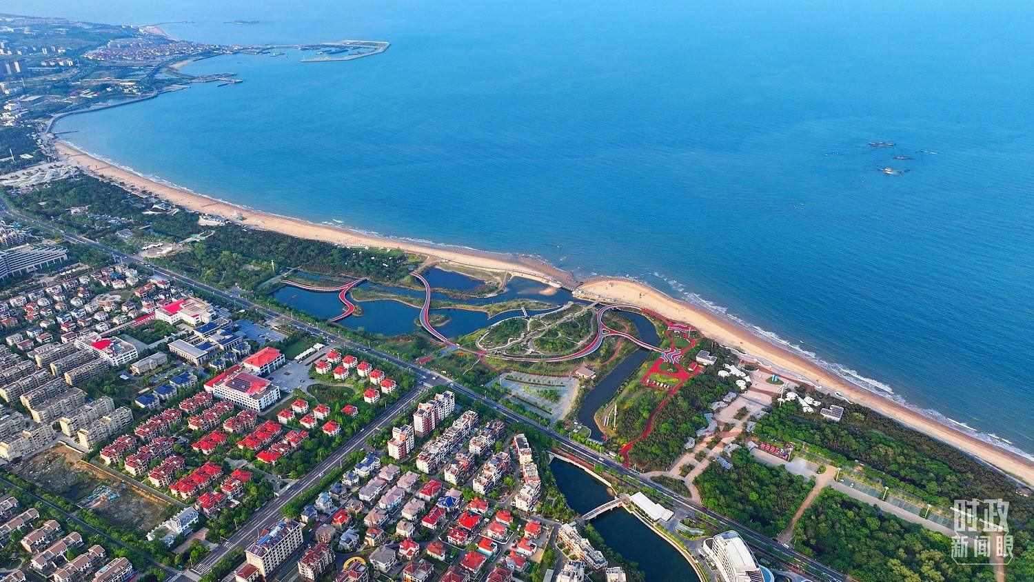 △日照市陽光海岸綠道。近年來，日照市對沿海裸露場地及岸線破損處進行生態(tài)修復(fù)，建成約28公里的陽光海岸綠道，為市民和游客提供了運動休閑好去處。（總臺央視記者范凱拍攝）