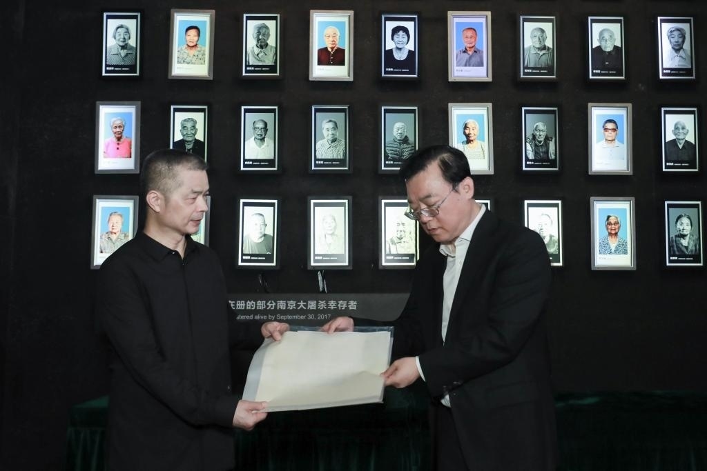 南京大屠殺幸存者高如琴的兒子向軍向侵華日軍南京大屠殺遇難同胞紀(jì)念館捐贈(zèng)高如琴老人相關(guān)物品。（侵華日軍南京大屠殺遇難同胞紀(jì)念館供圖）