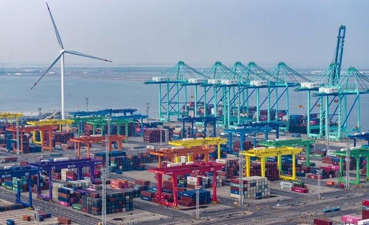 2024年7月3日，一艘集裝箱貨輪?？吭谔旖蚋邸爸腔哿闾肌贝a頭（無(wú)人機(jī)照片）。新華社記者 趙子碩 攝