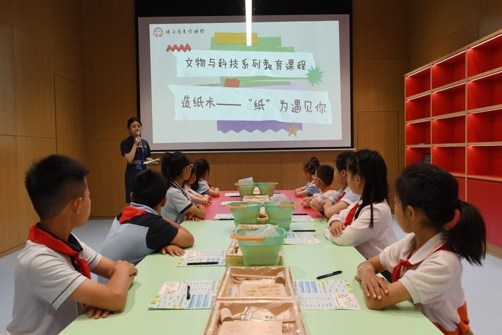 2024年5月18日，小學(xué)生在陜西歷史博物館秦漢館參加“文物與科技”系列教育課程。新華社記者 李一博 攝