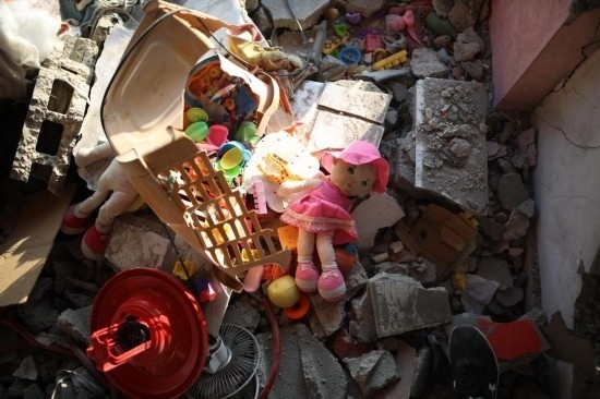 這是7月18日在加沙地帶中部努賽賴特難民營拍攝的遭到以軍襲擊的建筑廢墟。新華社發(fā)（馬爾萬·達(dá)烏德攝）