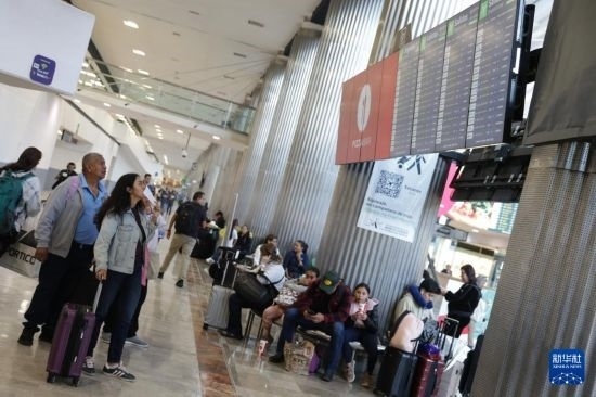 7月19日，在墨西哥首都墨西哥城的貝尼托·華雷斯國際機(jī)場，許多航班被延誤或取消，大量旅客在機(jī)場等待。新華社發(fā)（弗朗西斯科·卡涅多攝）