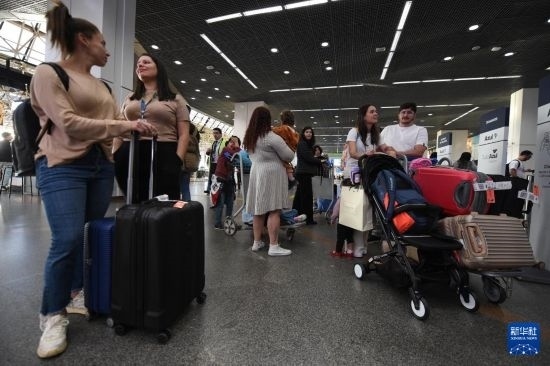 7月19日，受影響航班的旅客在巴西首都巴西利亞機(jī)場等待。新華社發(fā)（盧西奧·塔沃拉 攝）