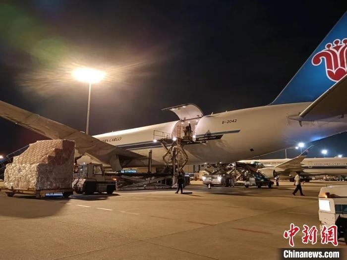 南航物流客機正裝運前往巴黎的跨境電商貨物。南方航空 供圖