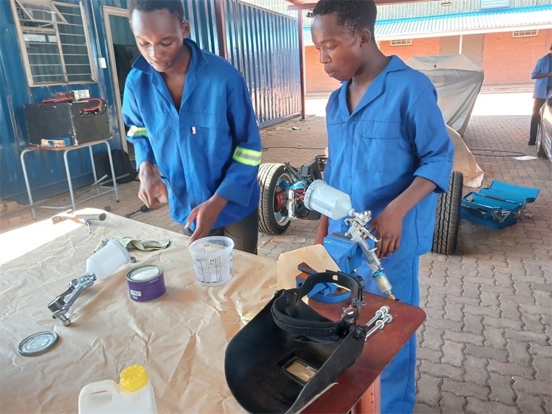 南非學生認真改造“老爺車”。索尚古夫技術高中供圖