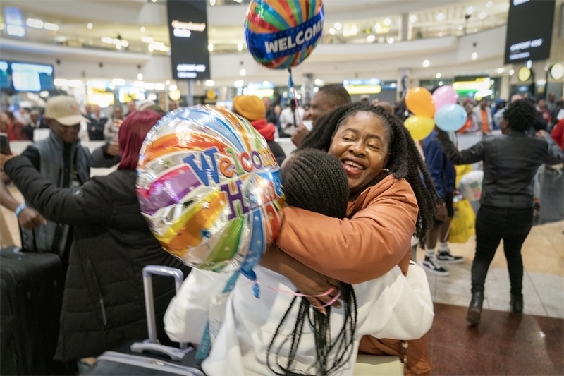 學生與家長相擁歡慶。希拉茲·莫林攝