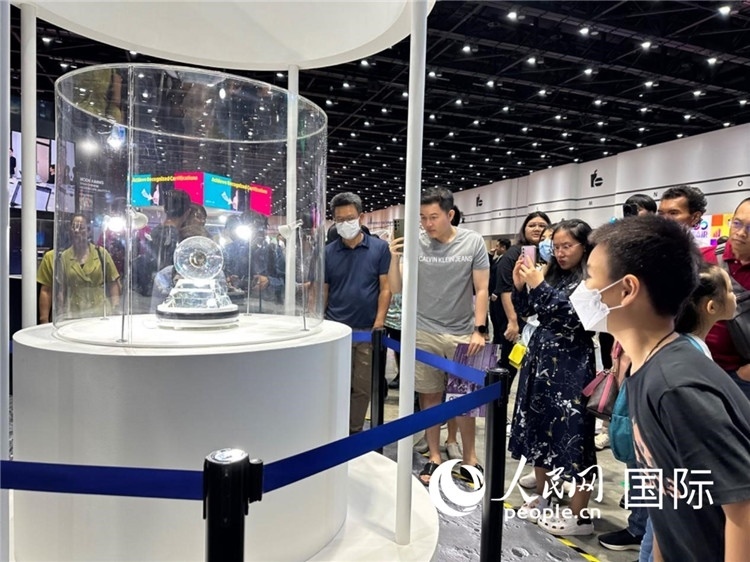觀眾參觀中國“嫦娥五號”探測器從月球帶回的珍貴樣品。人民網(wǎng)記者簡承淵攝