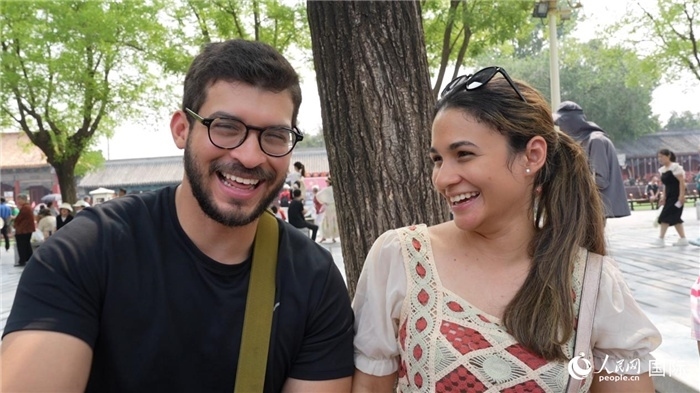 圖為巴拿馬籍游客阿德里安·岡薩雷斯（Adrian Gonzalez）（左）和丹尼斯·岡薩雷斯（Denisse Gonzalez）（右）。人民網(wǎng)記者 吳超嵐攝