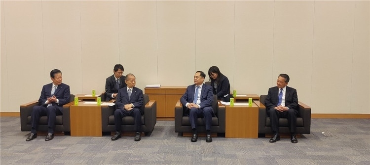 4月11日，楊萬(wàn)明會(huì)長(zhǎng)在東京會(huì)見日中友好議員聯(lián)盟會(huì)長(zhǎng)二階俊博（左二）。中國(guó)人民對(duì)外友好協(xié)會(huì)供圖