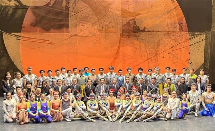 4月12日，中國(guó)人民對(duì)外友好協(xié)會(huì)會(huì)長(zhǎng)楊萬(wàn)明、駐日大使吳江浩及來自36國(guó)70位駐日使節(jié)代表等現(xiàn)場(chǎng)觀看中國(guó)雜技團(tuán)東京公演。中國(guó)人民對(duì)外友好協(xié)會(huì)供圖