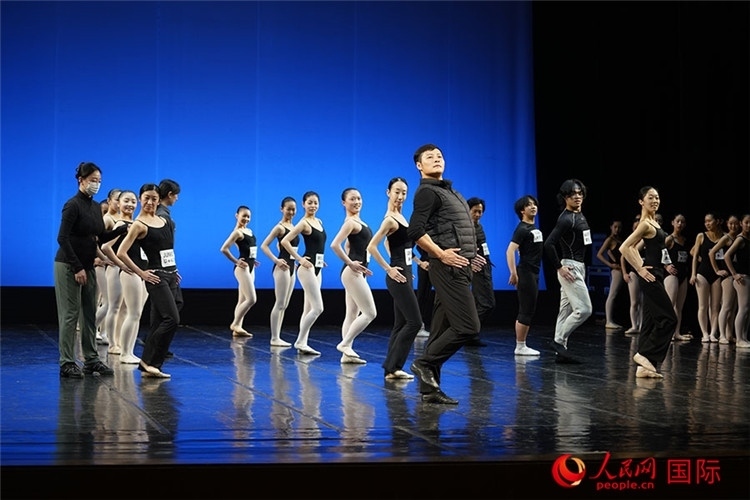 3月26日，松山芭蕾舞團(tuán)青年代表團(tuán)成員在中央芭蕾舞團(tuán)交流學(xué)習(xí)。人民網(wǎng)記者 張麗婭攝