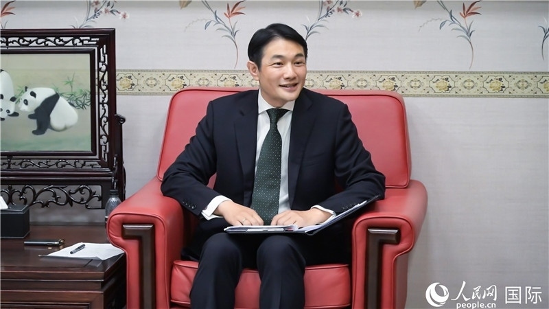 使館發(fā)言人畢海波公參介紹黨的二十屆三中全會情況并回答記者提問。人民網(wǎng) 郭錦標(biāo)攝