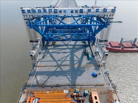 △ 圖為我國自主研發(fā)的世界最大噸位橋面吊機。