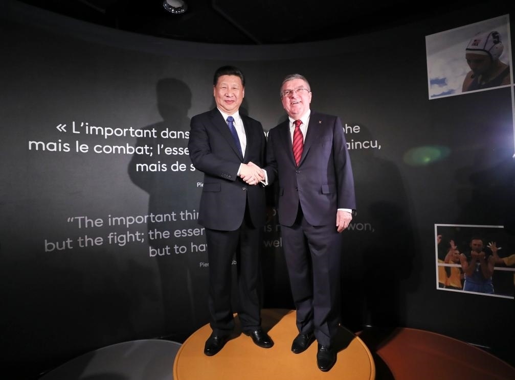 2017年1月18日，國家主席習(xí)近平在瑞士洛桑國際奧林匹克博物館會(huì)見國際奧林匹克委員會(huì)主席巴赫。這是習(xí)近平和巴赫在奧運(yùn)冠軍領(lǐng)獎(jiǎng)臺(tái)上合影。新華社記者 蘭紅光 攝