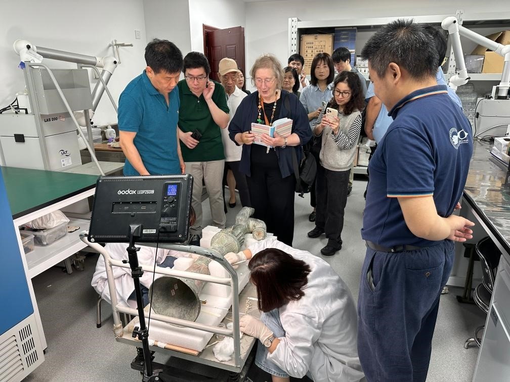 2024年5月28日，英國考古學(xué)家、牛津大學(xué)教授杰西卡·羅森在文物保護(hù)修復(fù)實(shí)驗(yàn)室觀摩文物。新華社發(fā)（四川省文物考古研究院供圖）