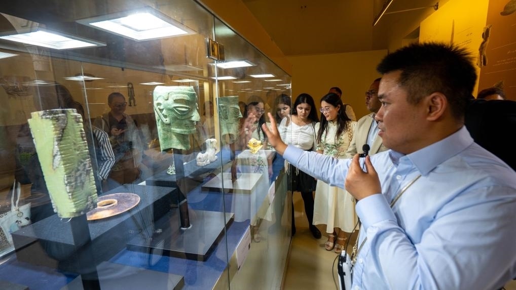 2024年6月14日，冉宏林在埃及開羅舉辦的“三星堆·金沙”主題數(shù)字展上向埃及公眾介紹三星堆文化。新華社發(fā)（四川省文物考古研究院供圖）