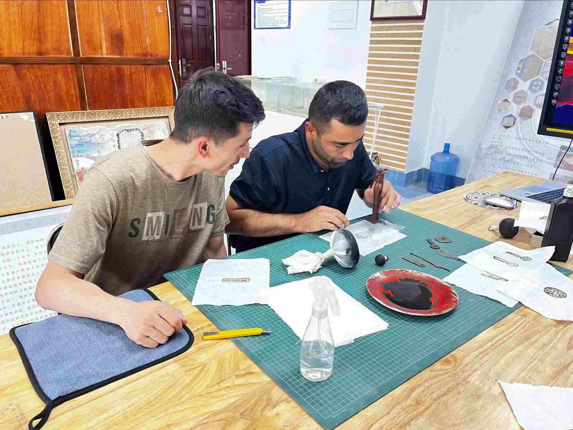 營員們動手體驗“非遺”技藝。校方供圖