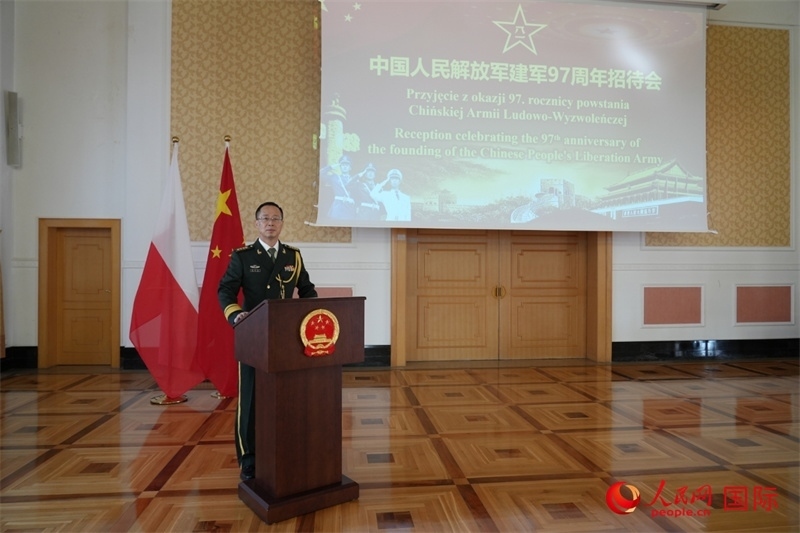 波蘭使館國(guó)防武官?gòu)堃笮Ｔ谡写龝?huì)上致辭。人民網(wǎng)記者 李增偉攝 