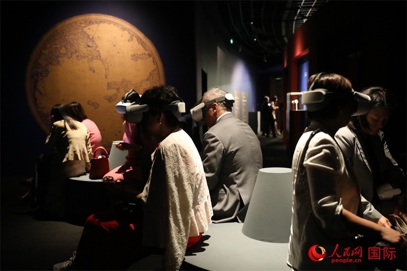 嘉賓在展覽“傳奇之旅：馬可·波羅與絲綢之路上的世界”VR體驗(yàn)區(qū)參觀。人民網(wǎng) 殷韜攝