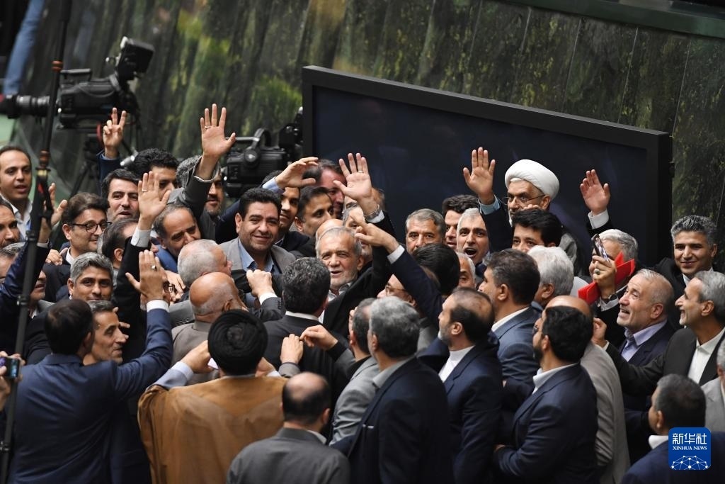7月30日，在伊朗德黑蘭的伊朗議會，佩澤希齊揚（中）離開總統(tǒng)就職典禮現(xiàn)場時揮手致意。新華社記者 沙達提 攝