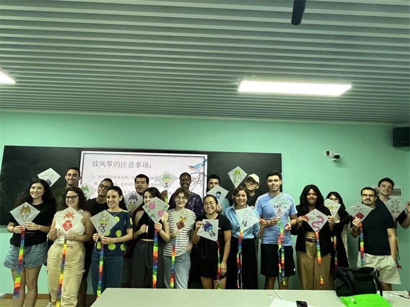 在中國和巴西共迎兩國建交50周年之際，巴西圣保羅州立大學孔子學院今年7月成功組織多批、近40名巴西青少年來華進行短期訪問交流，圖為訪問團成員參加文化體驗活動。 巴西圣保羅州立大學孔子學院供圖