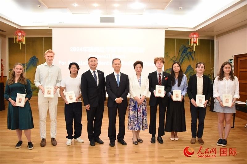 中國駐瑞典大使崔愛民與赴華瑞典留學(xué)生合影。人民網(wǎng)記者 殷淼攝