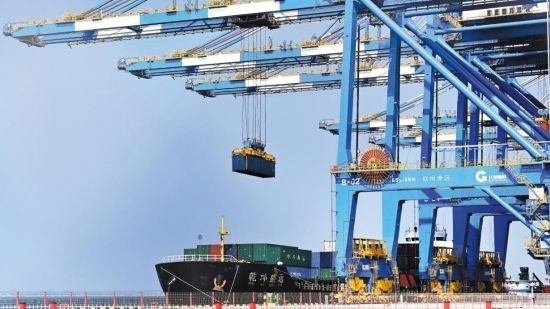 自動化起重機(jī)在中國（廣西）自由貿(mào)易試驗(yàn)區(qū)欽州港吊裝集裝箱。（圖片來源：新華社）