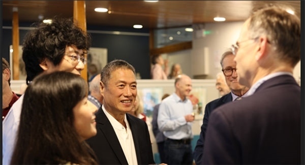 盧中見與嘉賓交流中國畫。許晉熙攝