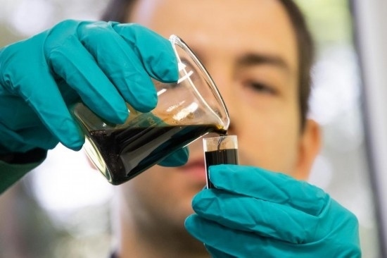 2022年5月24日，在匈牙利薩茲豪隆包陶多瑙河煉油廠，一名工人對通過阿德里亞輸油管道運達的原油樣品進行質(zhì)量分析。新華社發(fā)（弗爾季·奧蒂洛攝）