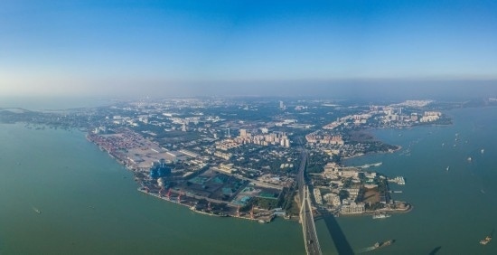 海南自貿(mào)港重點(diǎn)園區(qū)——洋浦經(jīng)濟(jì)開發(fā)區(qū)（2023年12月31日攝，無人機(jī)全景照片）。新華社記者 蒲曉旭 攝