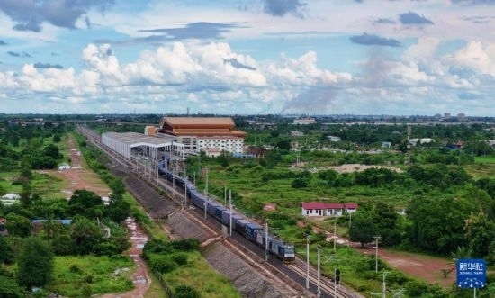 8月5日，由老撾籍火車司機獨立駕駛的滿載貨物的列車駛出萬象站，向中國昆明進發(fā)（無人機照片）。新華社發(fā)（楊永全 攝）