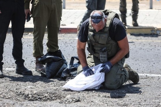 8月6日，在以色列納哈里亞，警方在無人機(jī)襲擊現(xiàn)場(chǎng)開展工作。以色列國(guó)防軍6日發(fā)表聲明說，多架無人機(jī)當(dāng)天從黎巴嫩射向以色列，造成以色列邊境城市納哈里亞數(shù)名平民受傷。新華社/基尼圖片社