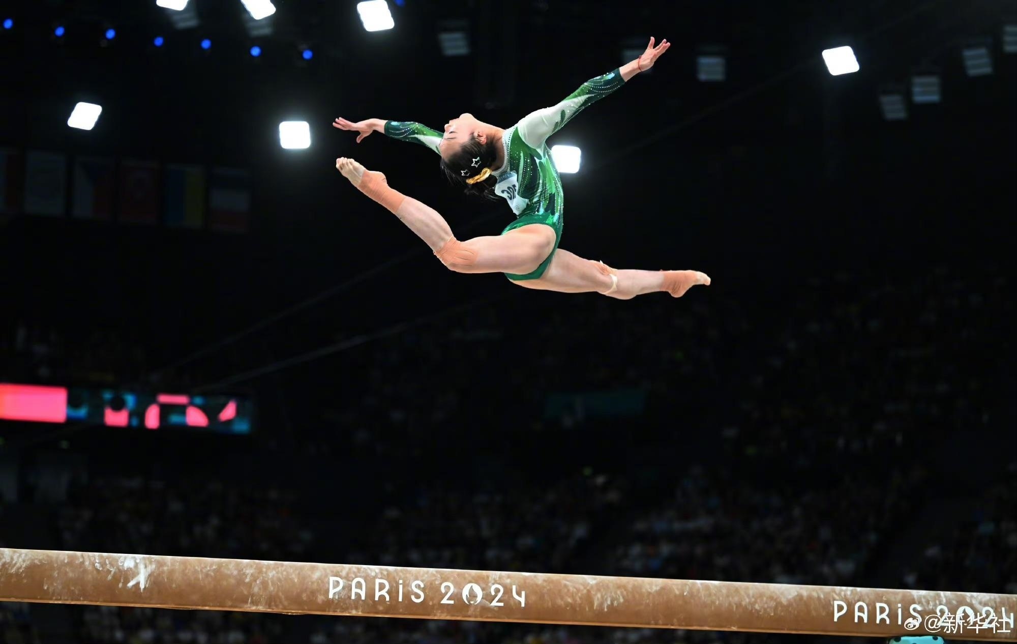 巴黎奧運會體操女子平衡木比賽中，中國選手周雅琴的靚麗身姿