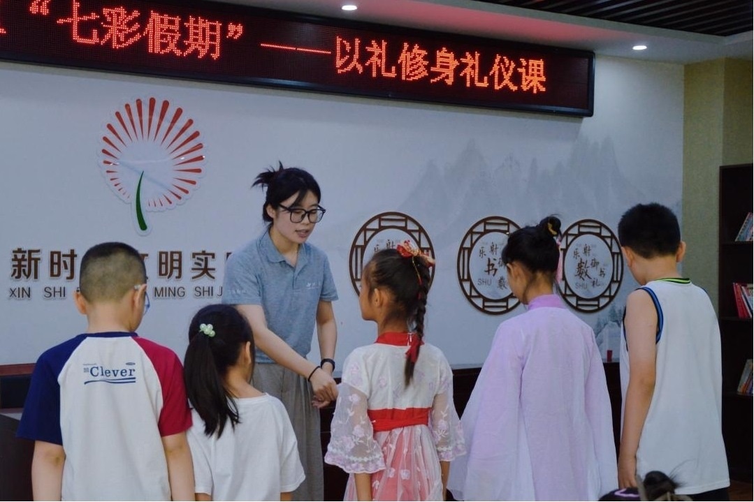 曲阜市小雪街道如意社區(qū)新時代文明實踐站以禮修身禮儀課。謝婉瑩 攝